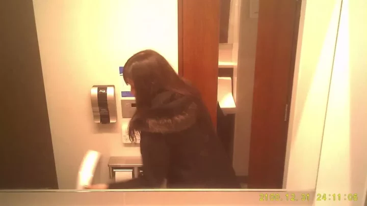 覗き見の快感！トイレで繰り広げられる秘密の園 のスクリーンショット 1