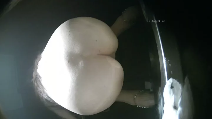 トイレで蕩ける極上美乳！魅惑のバイブ遊びから潮吹きまで のスクリーンショット 1