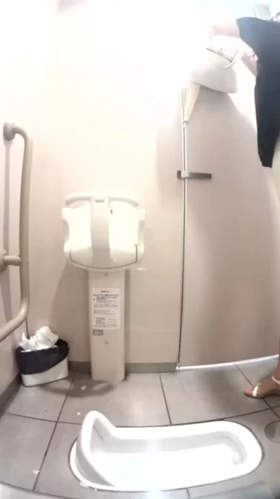 2カメ新アングル！トイレ盗撮で股間にズームイン のスクリーンショット 1