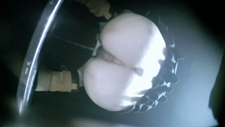 女子トイレ盗撮！黒ストッキング美脚の衝撃 のスクリーンショット 1