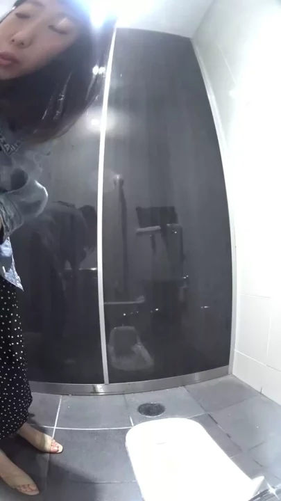 【6人登場】駅のトイレで仕掛けられた盗撮カメラ！ のスクリーンショット 1