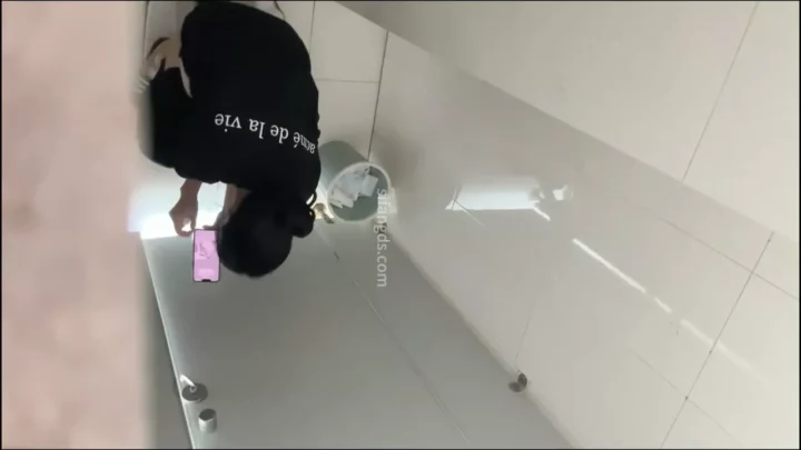 衝撃リーク！女子トイレ盗撮、スカートの中を覗き見 のスクリーンショット 1