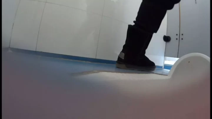 中国の和式トイレで盗撮！衝撃の排泄シーン のスクリーンショット 2