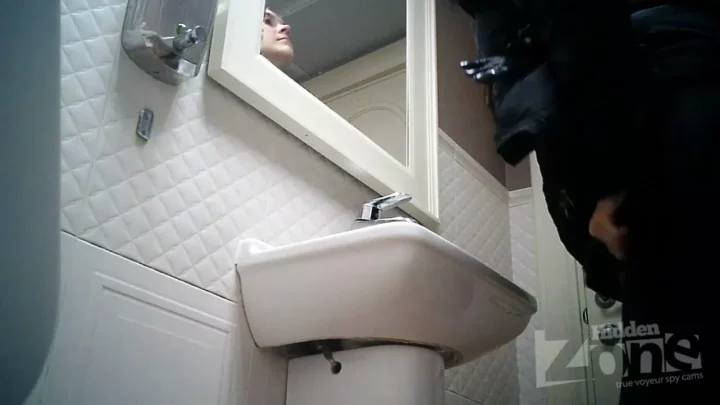 【限定公開】密室の覗き見！トイレで繰り広げられる秘事 のスクリーンショット 2