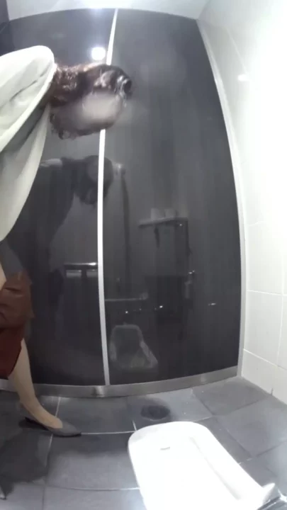 盗撮トイレで発見！パイパン美女が大量放尿 のスクリーンショット 2