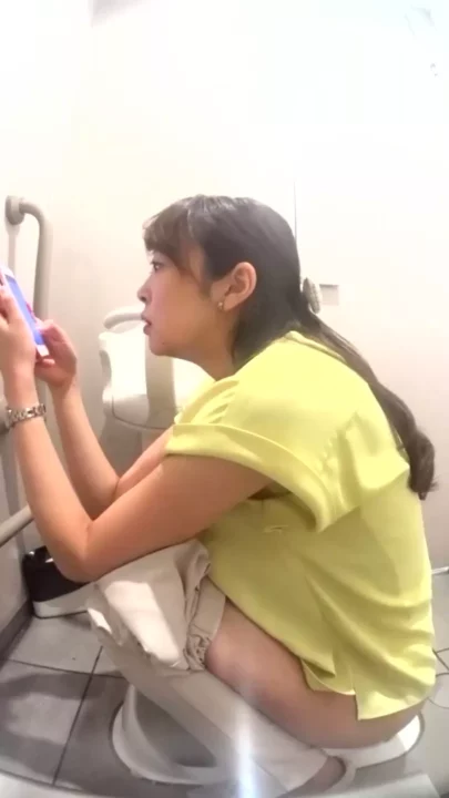 2カメ新アングル！トイレ盗撮で股間にズームイン のスクリーンショット 2