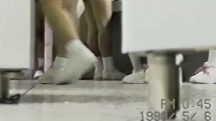 名門女子校の秘密！トイレに仕掛けられた盗撮カメラ のスクリーンショット 2