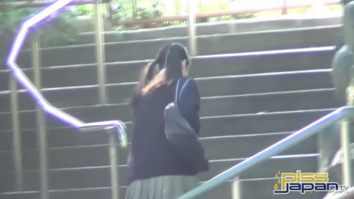 女子大生が隠れて立ちション！ドキドキお漏らし体験 のスクリーンショット 2