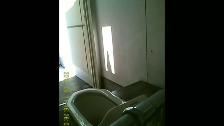 【ショップ店員】和式トイレ盗撮26連発！ のスクリーンショット 10