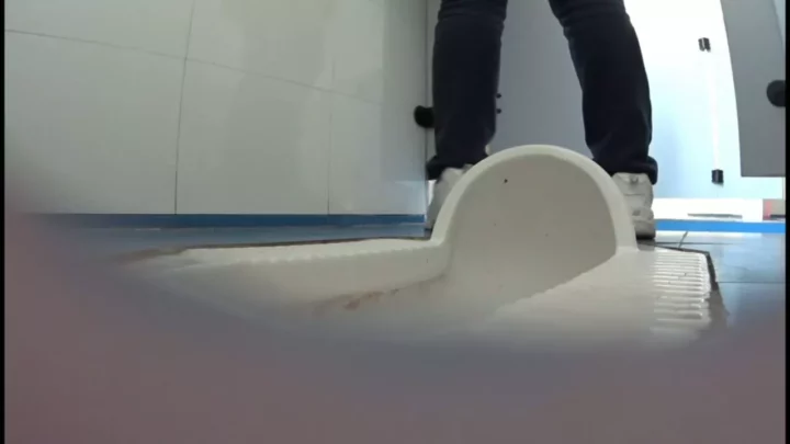中国の和式トイレで盗撮！衝撃の排泄シーン のスクリーンショット 3