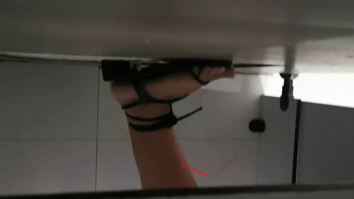 【中国盗撮】女子トイレの密室で蠢く欲望 のスクリーンショット 3