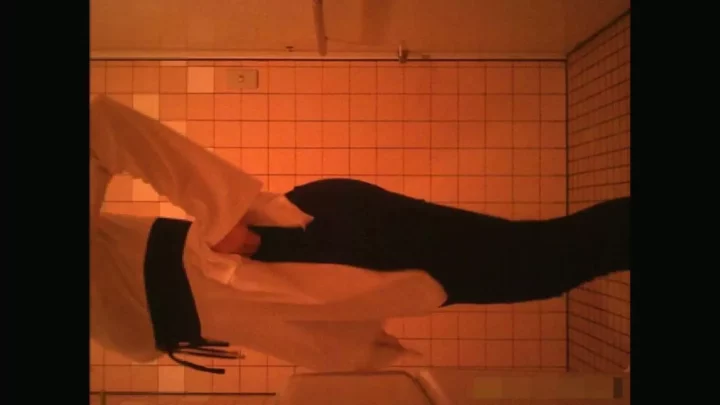 和式トイレ盗撮！女子大生から若妻まで18人 のスクリーンショット 3