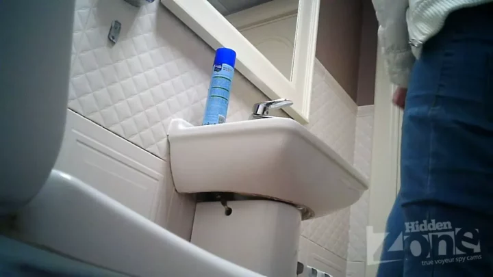 隠し撮り！トイレで魅せる無防備な女たち のスクリーンショット 3