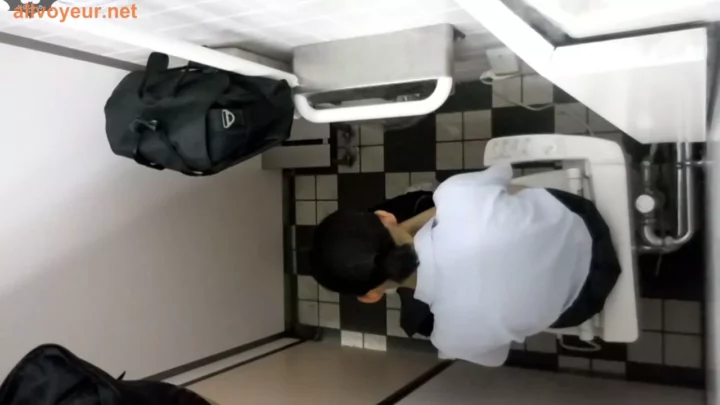 駅の化粧室で繰り広げられる秘められた情事 のスクリーンショット 3