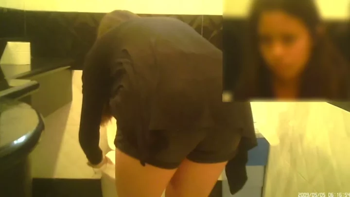 海外のトイレで盗撮！美女たちの素顔を覗き見 のスクリーンショット 4