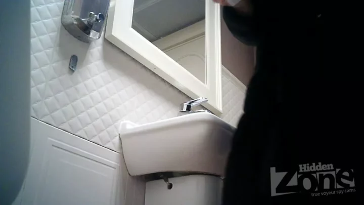 【限定公開】密室の覗き見！トイレで繰り広げられる秘事 のスクリーンショット 4