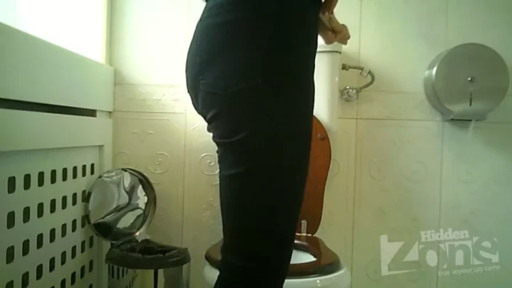 露西亜の隠し撮り！トイレで大胆な密会が今、暴かれる のスクリーンショット 4