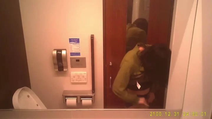 覗き見の快感！トイレで繰り広げられる秘密の園 のスクリーンショット 4