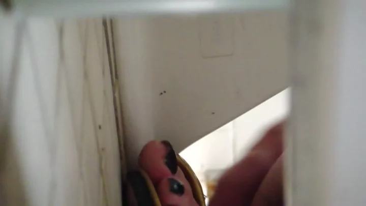 和式トイレ盗撮！まさかの瞬間を隠し撮り のスクリーンショット 4