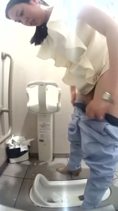 2カメ新アングル！トイレ盗撮で股間にズームイン のスクリーンショット 4