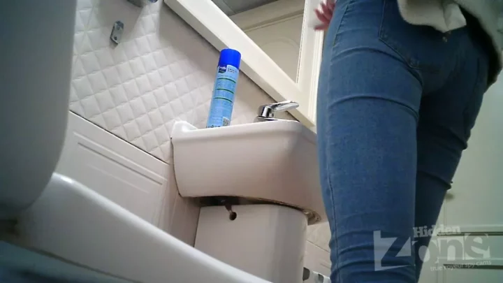 隠し撮り！トイレで魅せる無防備な女たち のスクリーンショット 4