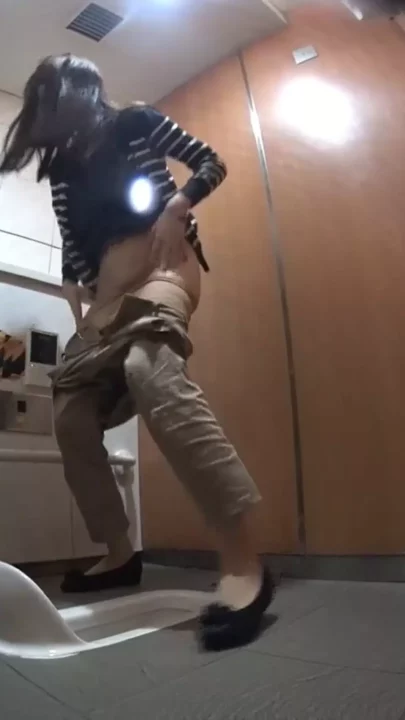 都会の隠し撮り！美人OLがトイレで大胆露出 のスクリーンショット 4