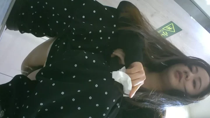 バーの女子トイレで盗撮！桃柄パンティの美女 のスクリーンショット 4