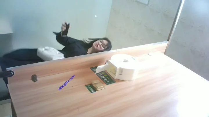 【隠し撮り】美人OLのトイレ風景10連発! のスクリーンショット 4
