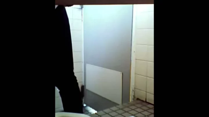 【ショップ店員】和式トイレ盗撮26連発！ のスクリーンショット 4