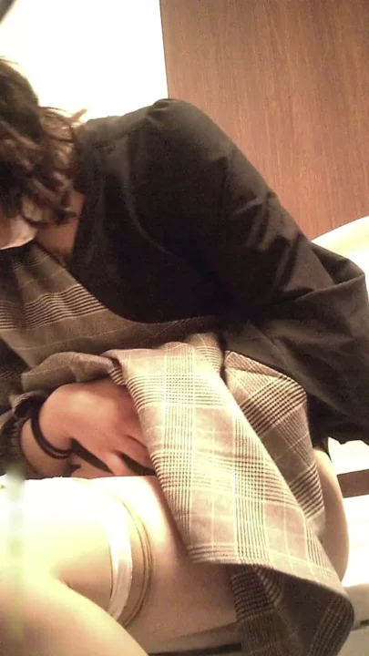 鼻ホジ女子たちの無防備な素顔!複眼洗面所シリーズ のスクリーンショット 4