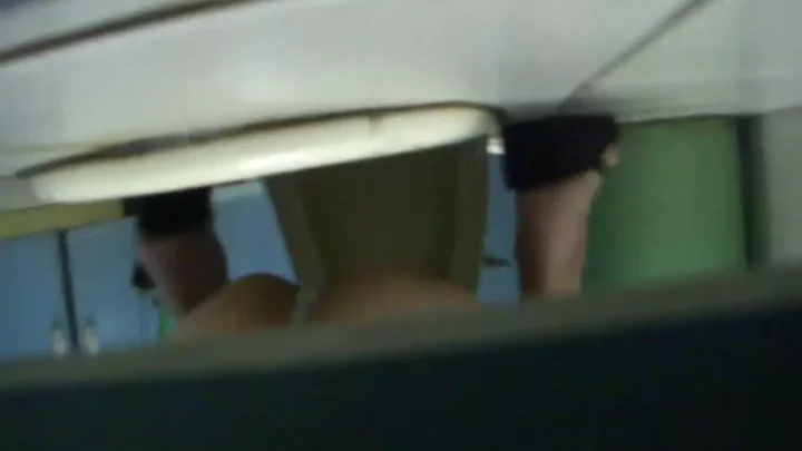 中国の公衆トイレで決死の盗撮！和式便器にしゃがみこむ美女 のスクリーンショット 4
